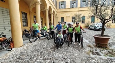 Alcuni ragazzi che hanno partecipato al progetto, in sella alle loro bici, in posa nel cortile interno di Palazzo Allende, sede della Provincia di Reggio Emilia