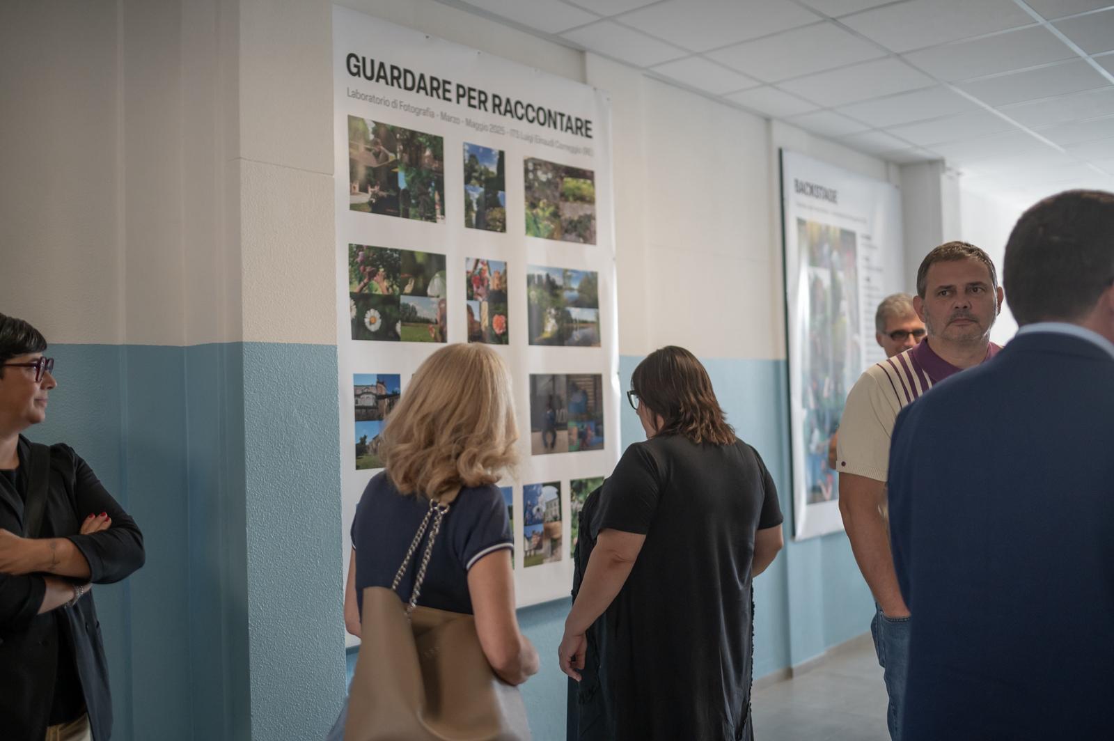 La Vicepresidente Francesca Bedogni osserva l'esposizione fotografica del progetto "Guardare per raccontare"