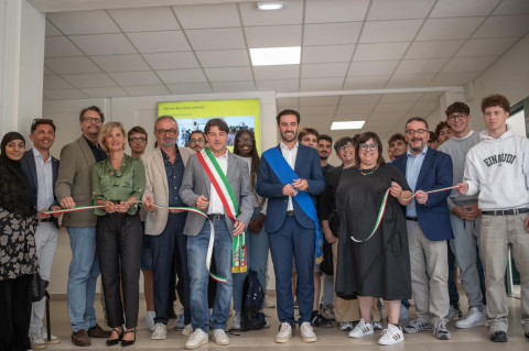 Il taglio del nastro all' Istituto Einaudi di Correggio