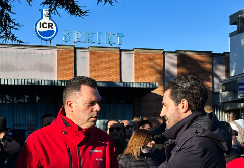 Zanni davanti allo stabilimento dell'Industria Chimica Reggiana