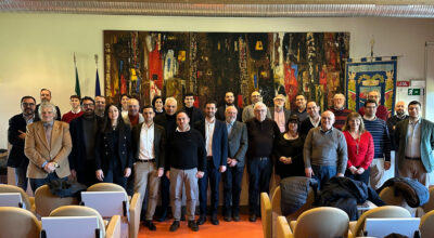 Foto di gruppo, i sindaci della provincia di Reggio Emilia a Casa Cervi in occasione dell'Assemblea dei Sindaci