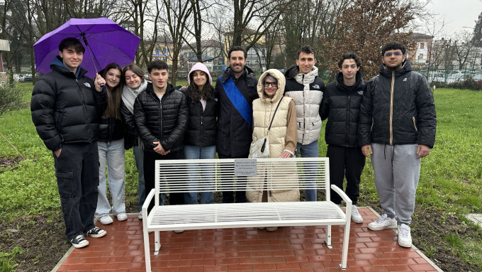 Alcuni ragazzi del polo scolastico, il Presidente Zanni ed Elena Iori attorno alla panchina bianca appena inaugurata
