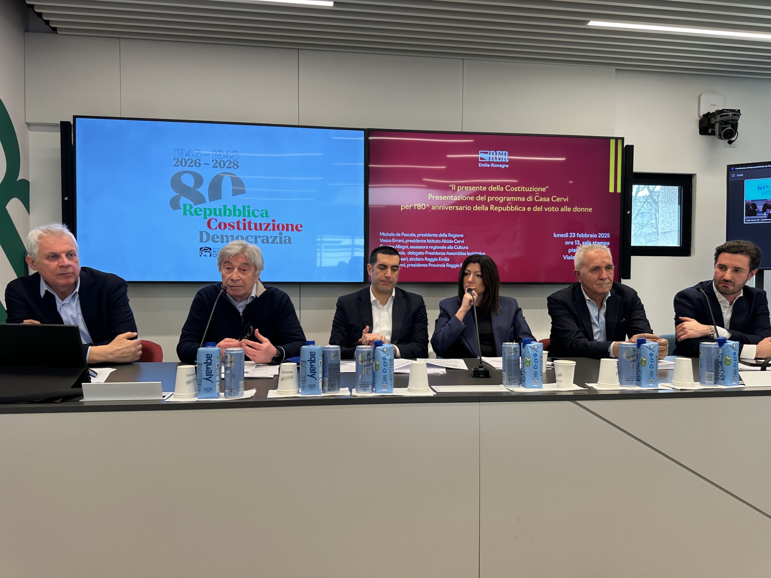 Il tavolo dei relatori, da sinistra a destra: Marco Massari, Vasco Errani, Michele De Pascale, Gessica Allegni, Paolo Trande e Giorgio Zanni