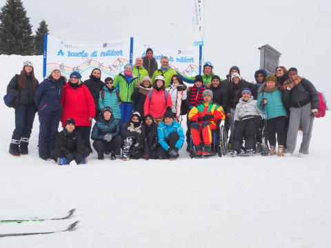 Foto di gruppo sulle piste da sci per il primo appuntamento di 