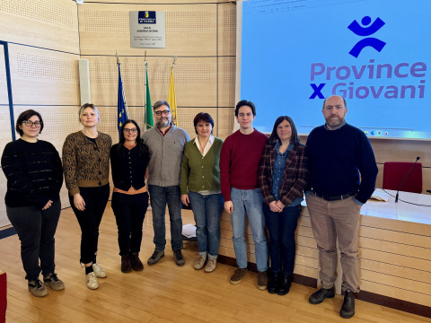 Da sinistra Filomena Castellone (Consorzio Fantasia); Silvia Cunegondi (vicesindaca del Comune di Fornovo); Elisa Floris (Comune di Fidenza); Massimiliano Nuti (Asp Fidenza); Chiara Ferretti (Provincia Reggio Emilia); Ludovico Venturini (Upi Emilia-Romagna); Barbara Usberti e Andrea Ruffini (Provincia di Parma).