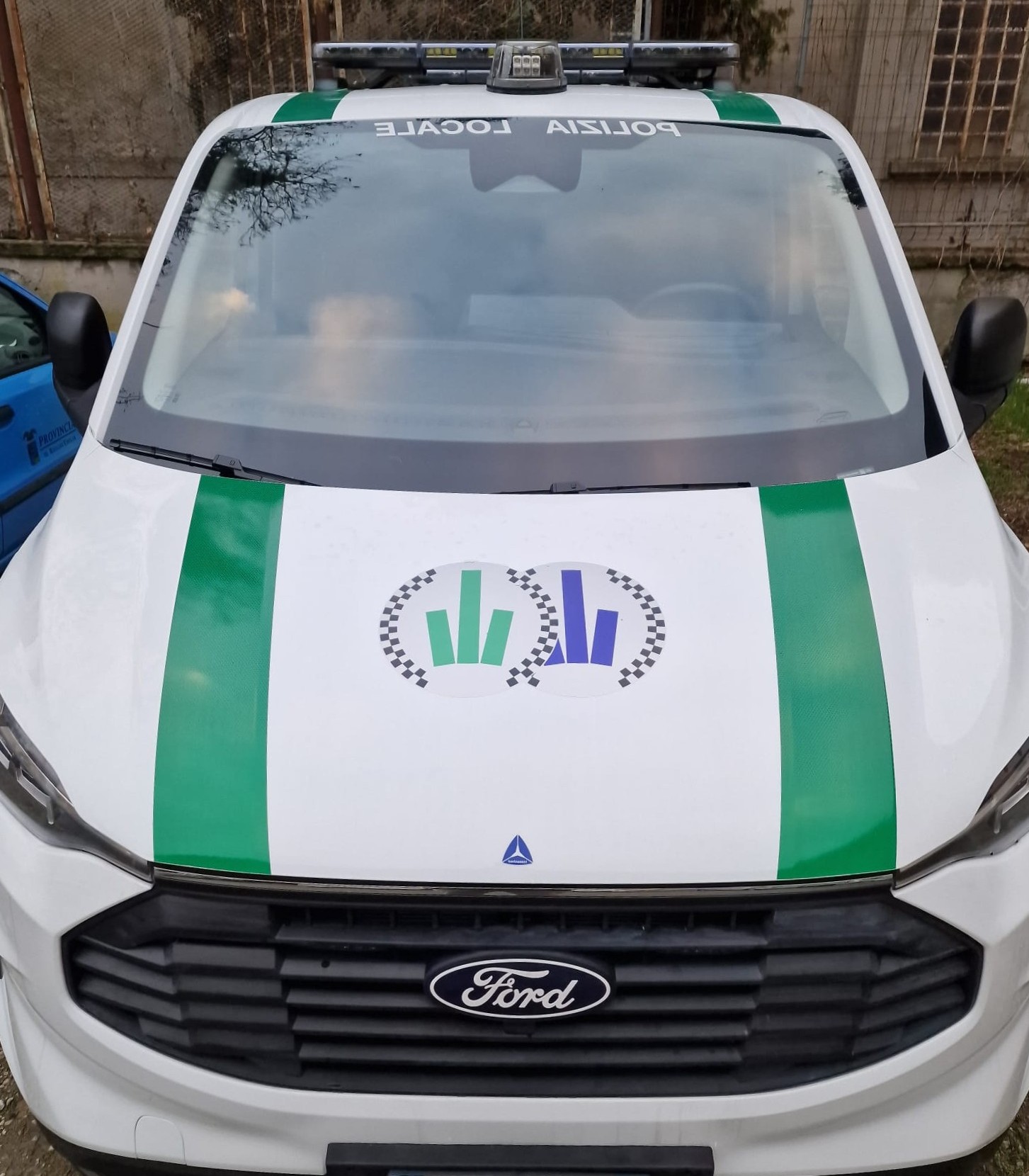 Il nuovo mezzo riporta sia il logo della Polizia Locale Provinciale che quello della Polizia Locale dell'Unione