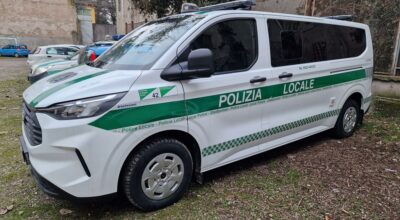 Il veicolo in oggetto. La livrea riporta sia il logo della polizia locale provinciale che quello della polizia locale dell'unione montana.
