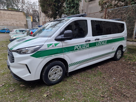 Il veicolo in oggetto. La livrea riporta sia il logo della polizia locale provinciale che quello della polizia locale dell'unione montana.
