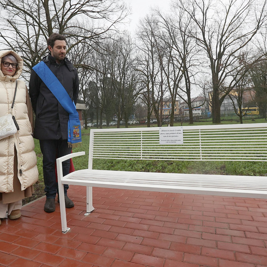 La panchina appena inauguarata e accanto ad essa Elena Iori e il Presidente Zanni