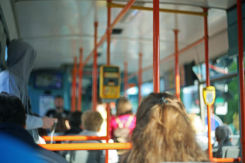 Giovani su un bus. Foto di repertorio.