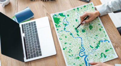 Immagine a scopo illustrativo: attività di analisi e pianificazione su base cartografica.
