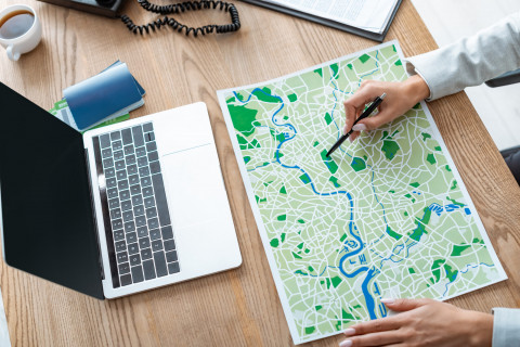 Immagine a scopo illustrativo: attività di analisi e pianificazione su base cartografica.