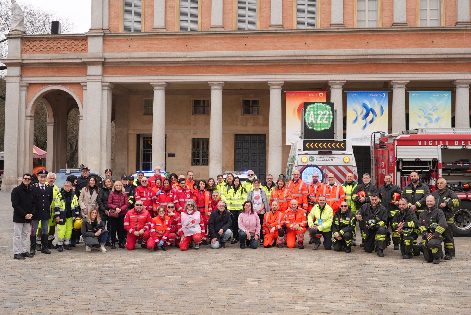 Foto di gruppo, i volontari che hanno dato vita al villaggio della sicurezza
