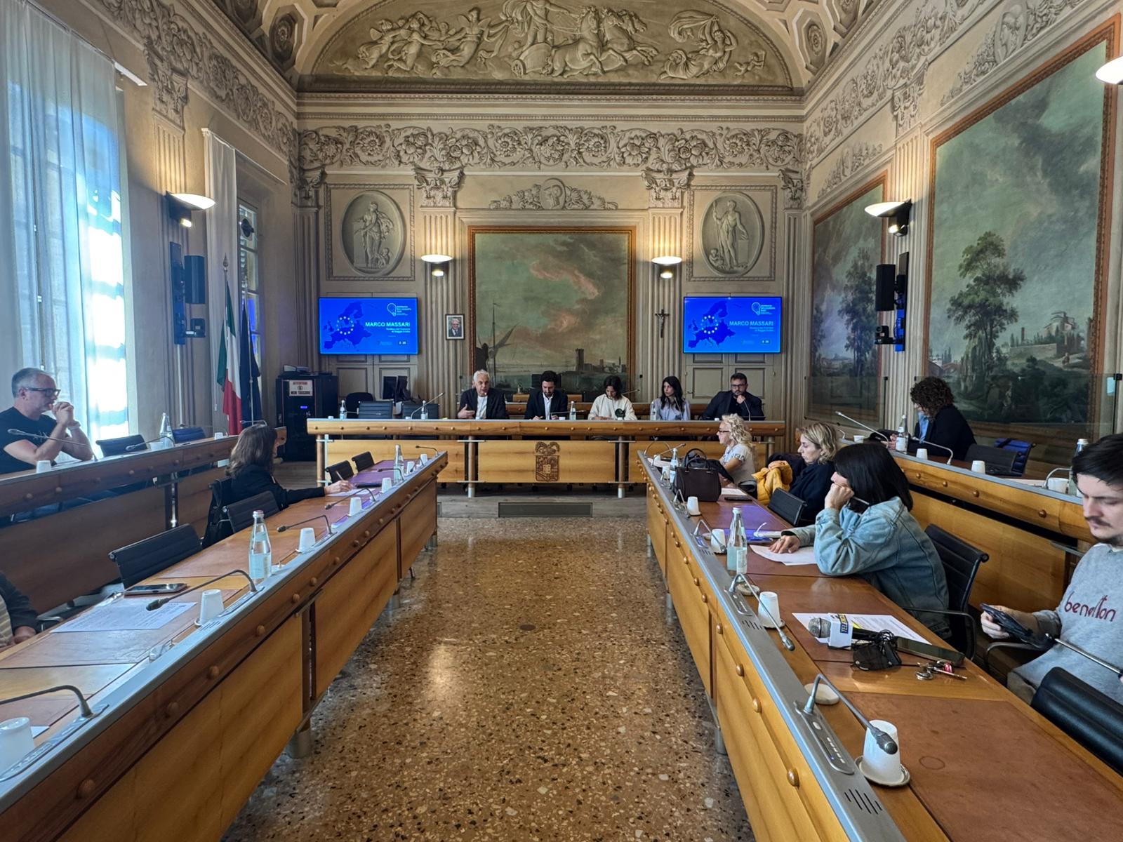 Uno scatto della conferenza stampa, al banco dei relatori da sinistra a destra: Marco Massari, Sindaco di Reggio Emilia, Giorgio Zanni Presidente della Provincia di Reggio Emilia, Alessia Ciarrocchi, Presidente della Fondazione E35, Giorgia Cervellati di Fondazione E35 e Giacomo Iotti, responsabile comunicazione della Provincia di Reggio Emilia