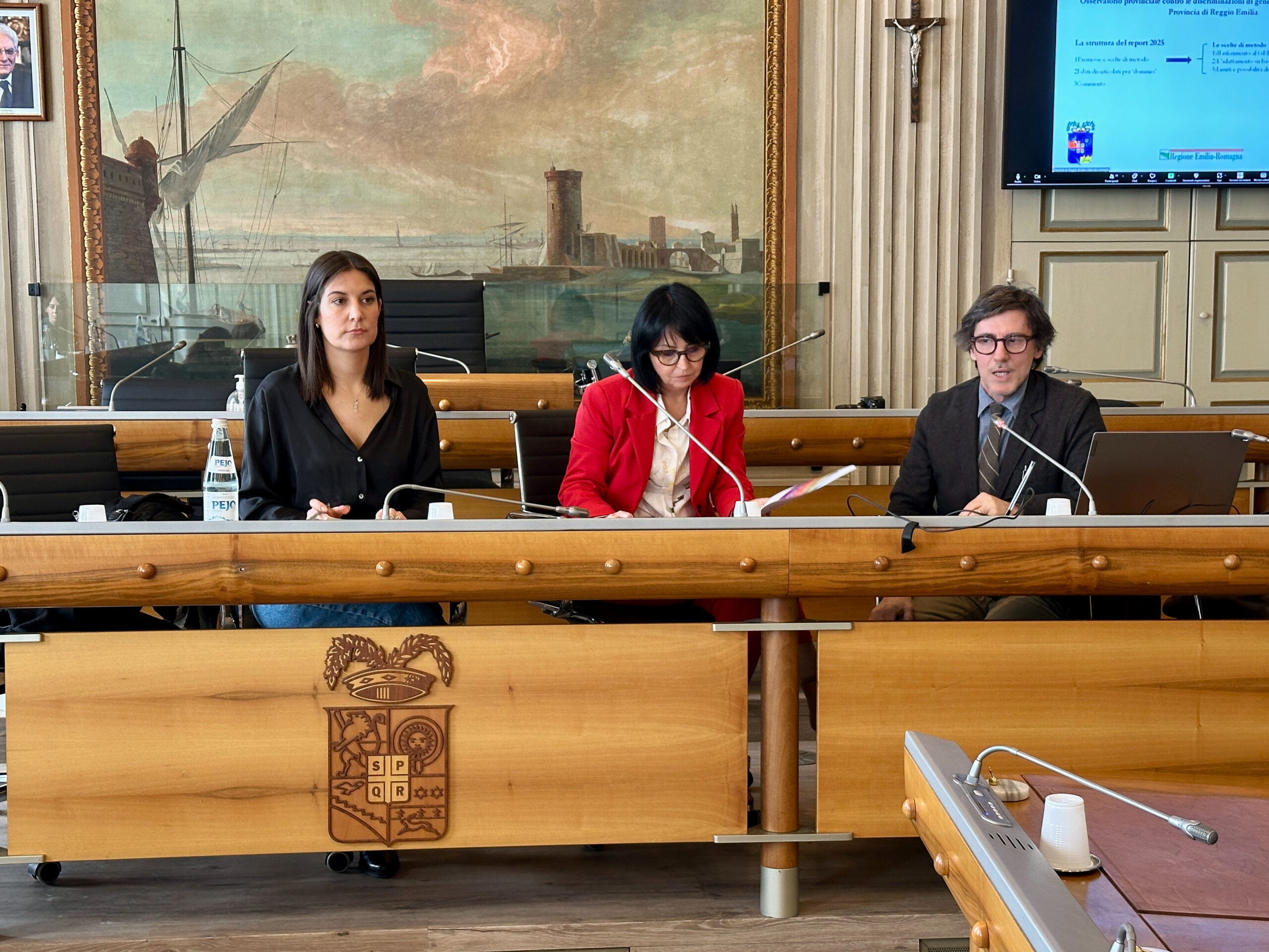 Da sinistra a destra: Claudia Martinelli, Anna Lisa Garuti (segretaria generale della Provincia di Reggio Emilia) e Massimo Neri