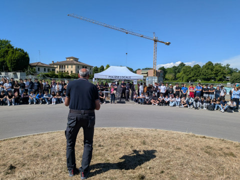 uno scatto dell'incontro fra studenti e forse dell'ordine