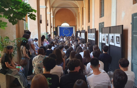 I ragazzi delle scuole superiori di secondo grado della provincia durante l'incontro organizzato prima della partenza da Fondazione E35