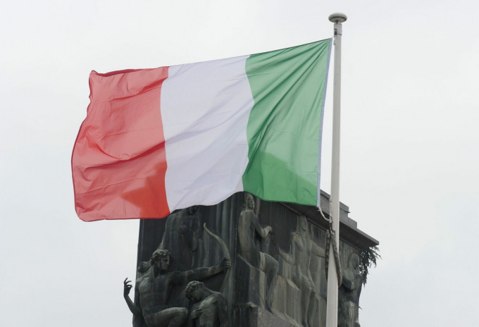 Il tricolore issato durante la cerimonia