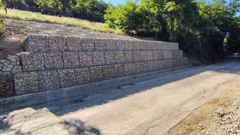 Opera di sostegno della scarpata di monte lungo la SP 74 tra Montalto e Riolo, nel Comune di Vezzano sul Crostolo.