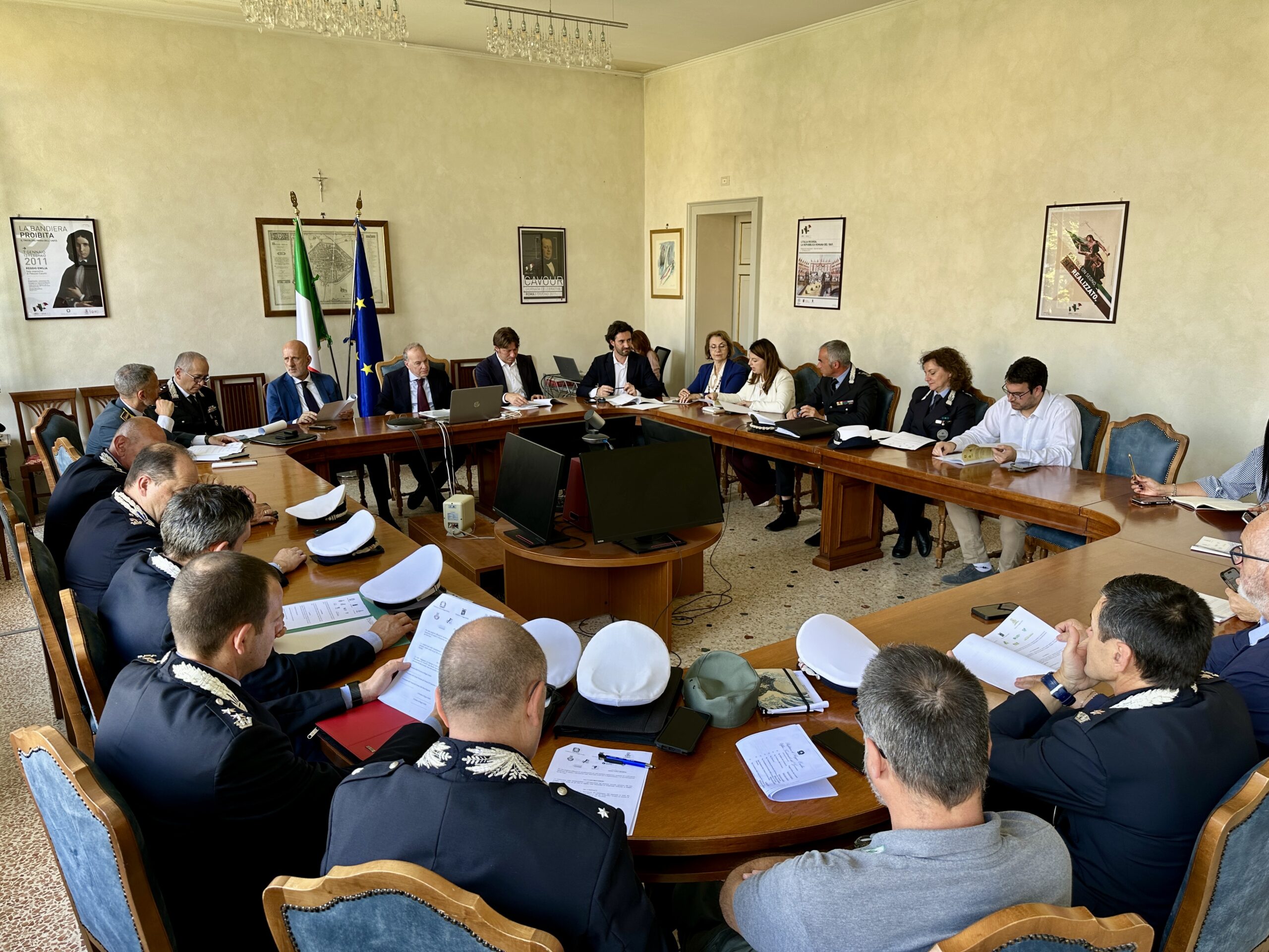 Il tavolo del Comitato provinciale per l’ordine e la sicurezza pubblica riunito in Prefettura a Reggio Emilia per la firma dell’accordo sul Nucleo Cinofilo Provinciale.