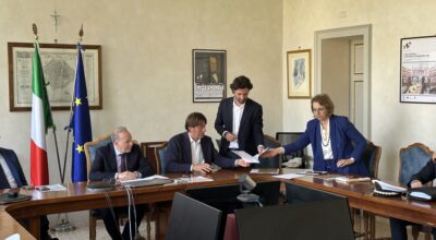 Il presidente Giorgio Zanni firma in Prefettura l’accordo per il Nucleo Cinofilo Provinciale insieme ai rappresentanti del Comune di Reggio Emilia, della Prefettura e dei sindaci del territorio.