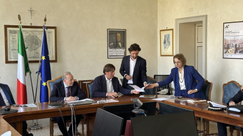 Il presidente Giorgio Zanni firma in Prefettura l’accordo per il Nucleo Cinofilo Provinciale insieme ai rappresentanti del Comune di Reggio Emilia, della Prefettura e dei sindaci del territorio.