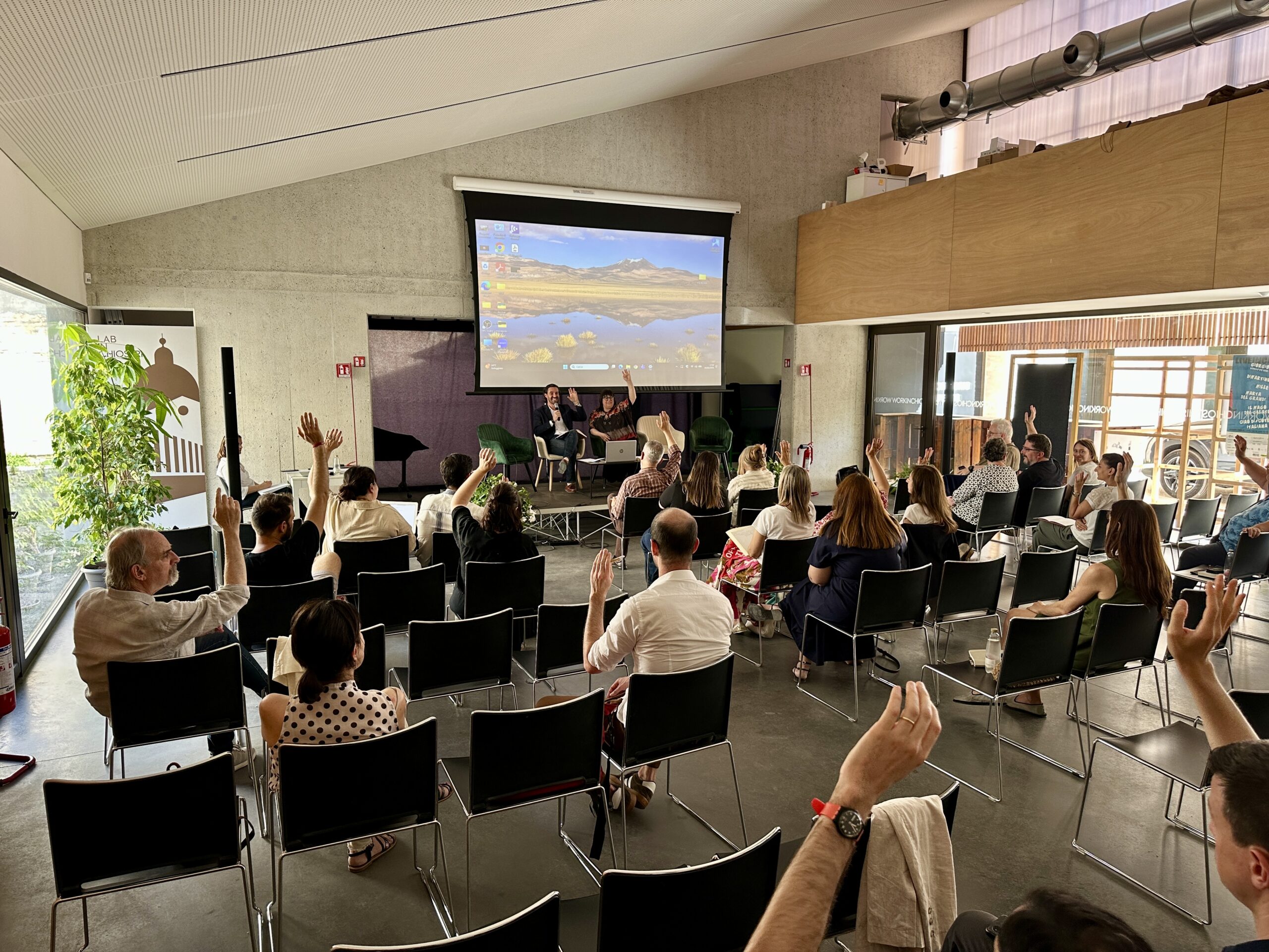 L’Assemblea degli Enti Partner del nuovo Sistema Bibliotecario Provinciale di Reggio Emilia durante una delle votazioni previste all’ordine del giorno.