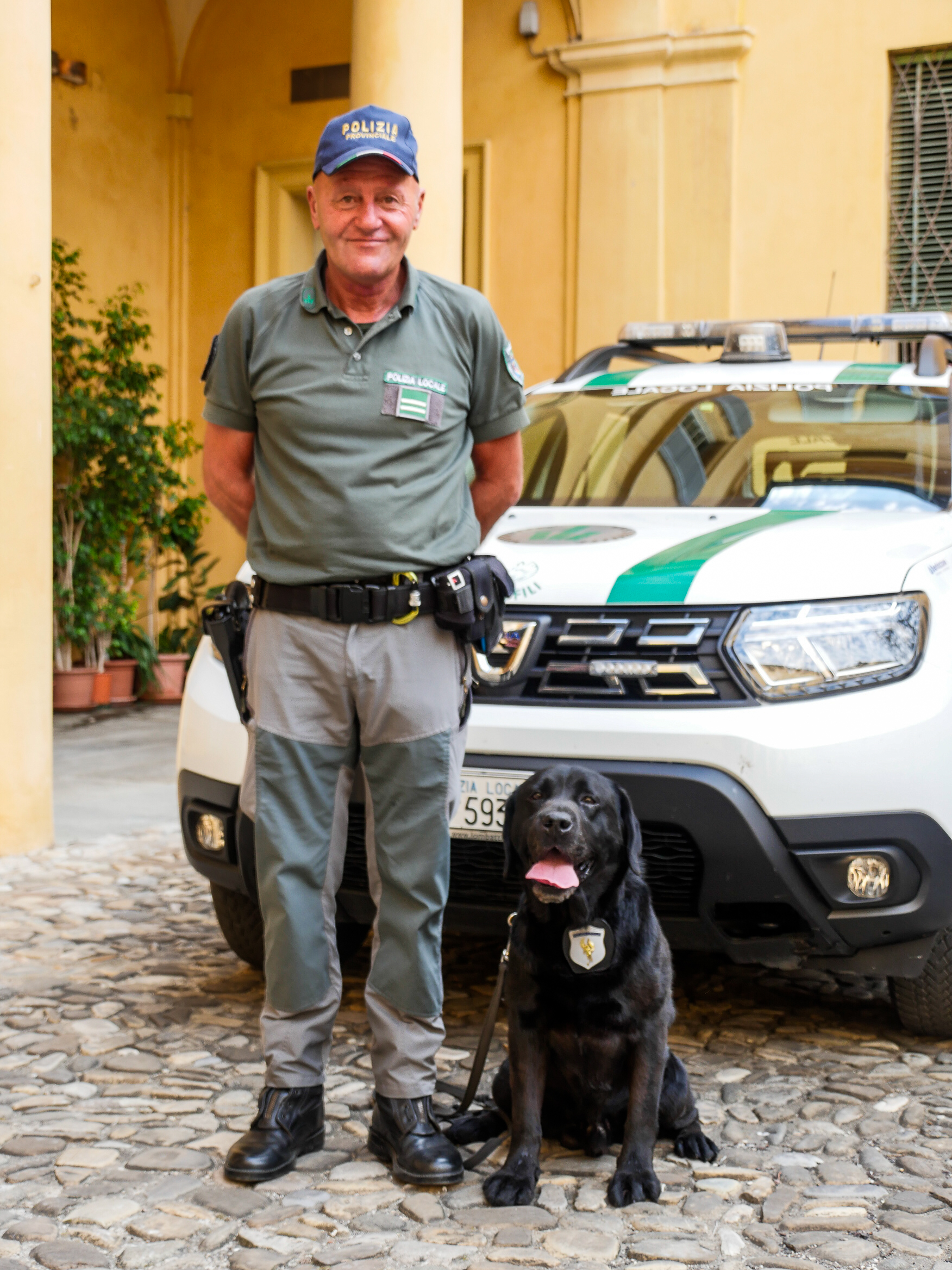 L'assistente scelto Stefano Rossi assieme a Leone, detto Leo.