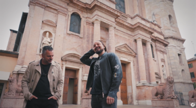 Mirko Casadei e Alberto Bertoli cantano in Piazza San Prospero a Reggio Emilia, un frame del videoclip del nuovo singolo.
