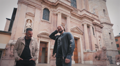 Mirko Casadei e Alberto Bertoli cantano in Piazza San Prospero a Reggio Emilia, un frame del videoclip del nuovo singolo.