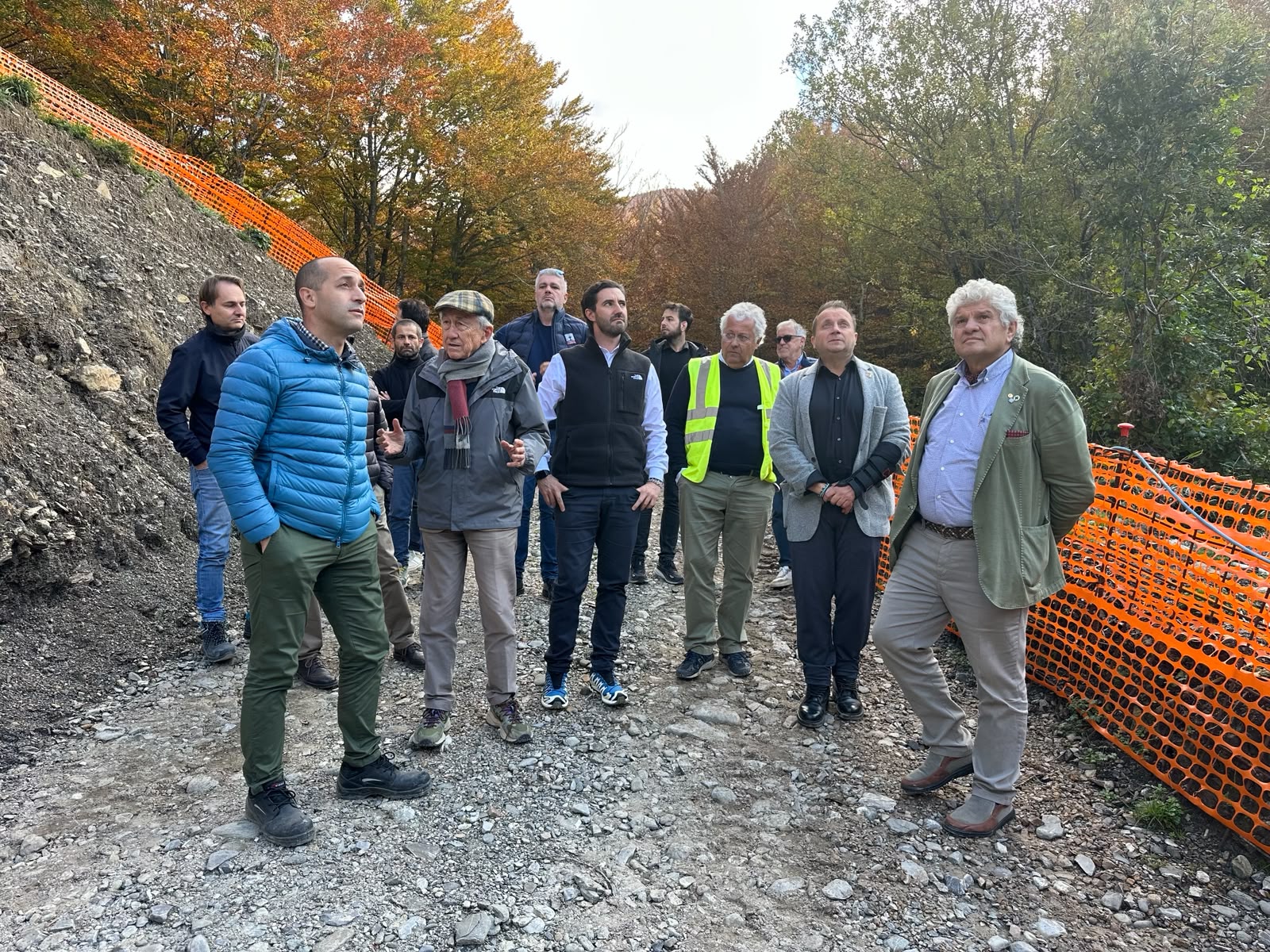 Visita al cantiere per il presidente Giorgio Zanni, accompagnato dal sindaco di Ventasso Enrico Ferretti, dal consigliere provinciale delegato alla Montagna Elio Ivo Sassi, dall’ing. Giuseppe Tummino, dai tecnici della Provincia e dall’impresa impegnata nei lavori.