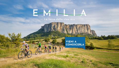 Alcuni ciclisti pedalano in un sentiero ai piedi della Pietra di Bismantova