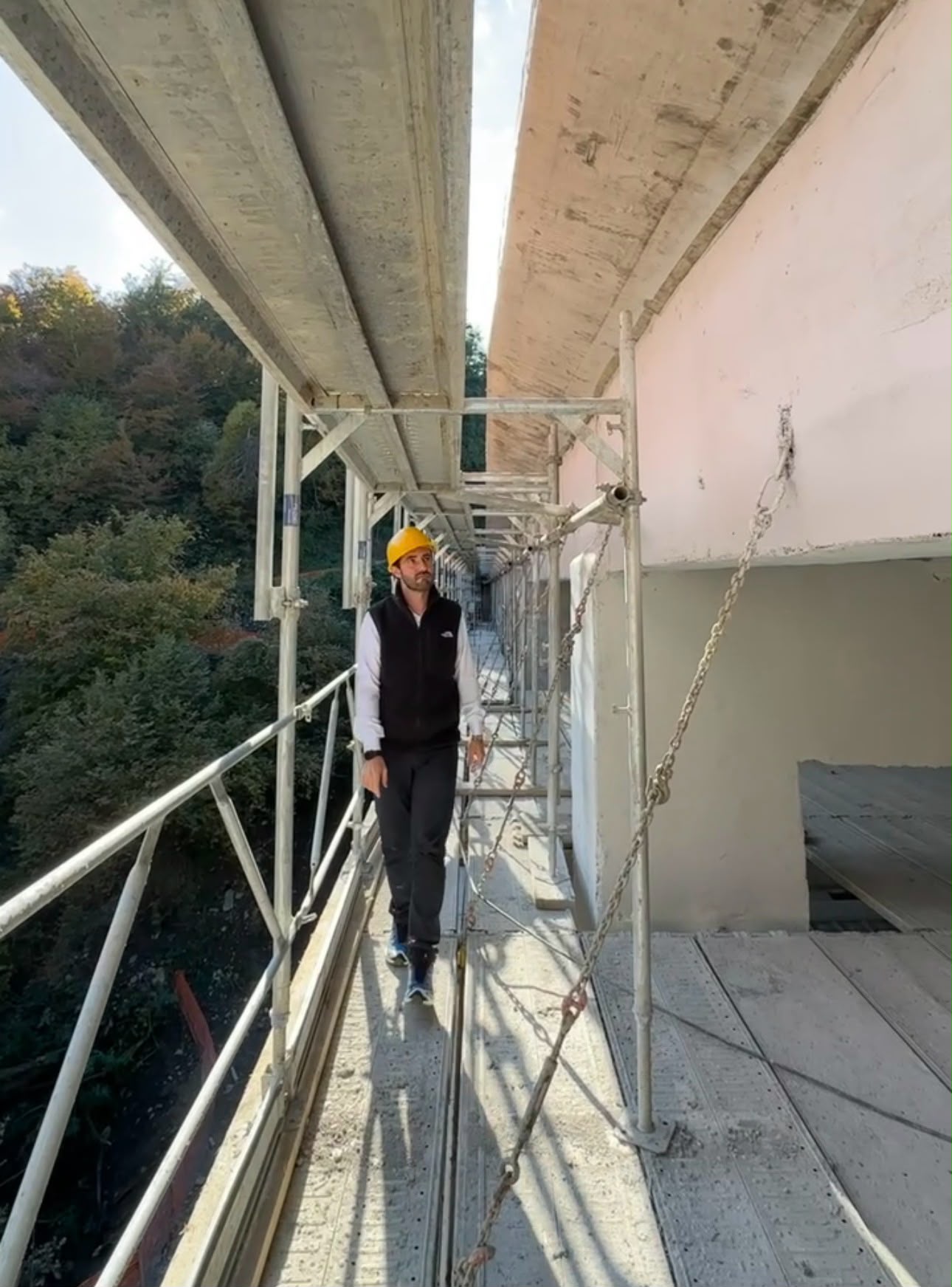 Zanni sul ponteggio, in visita al cantiere del ponte sul Rio Goredo