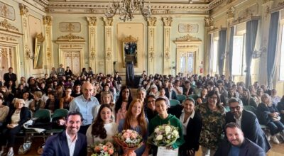 In primo piano le vincitrici del Premio Menabue 2026 assieme alla commissione giudicante e la Vicepresidente Bedogni