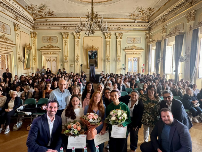 In primo piano le vincitrici del Premio Menabue 2026 assieme alla commissione giudicante e la Vicepresidente Bedogni