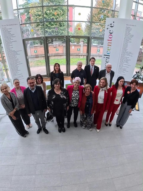 Foto di gruppo al termine della conferenza stampa FAI Autunno 2026, per la Provincia era presente la Vicepresidente Francesca Bedogni