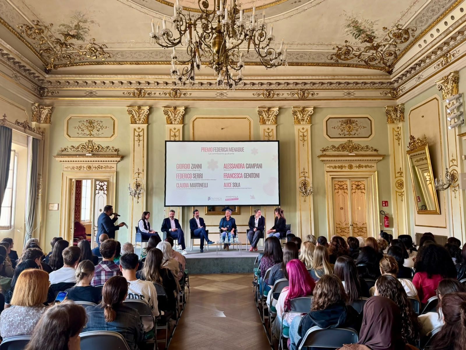La commissione giudicante del Premio Federica Menabue sul palco della Sala degli Specchi del Teatro Valli