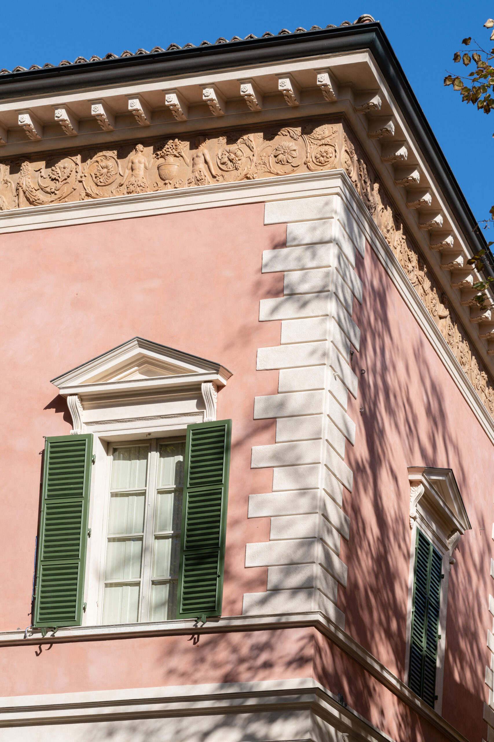 Dettaglio degli esterni al termine dei lavori, con il recupero dell’originaria colorazione del palazzo e della finitura a base di cocciopesto. Foto di Lorenzo Palmieri.