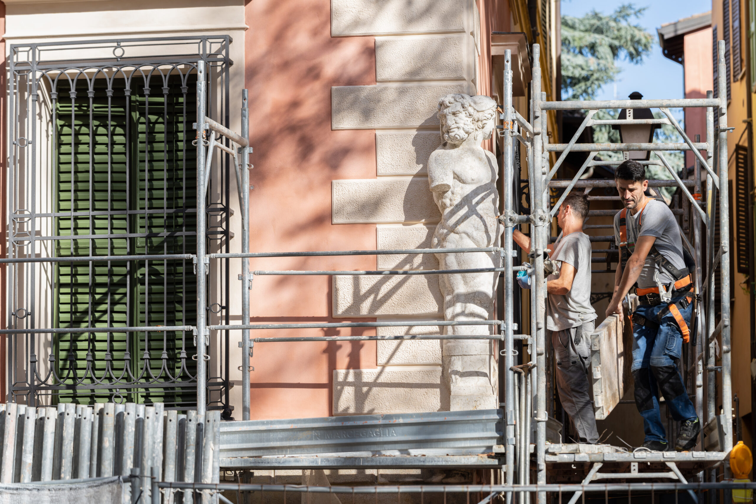 Lavori in corso sulla facciata di Palazzo Magnani