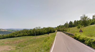 Tratto generico a scopo illustrativo dell'SP89 a Regnano nel Comune di Viano. Credits Google Street View.