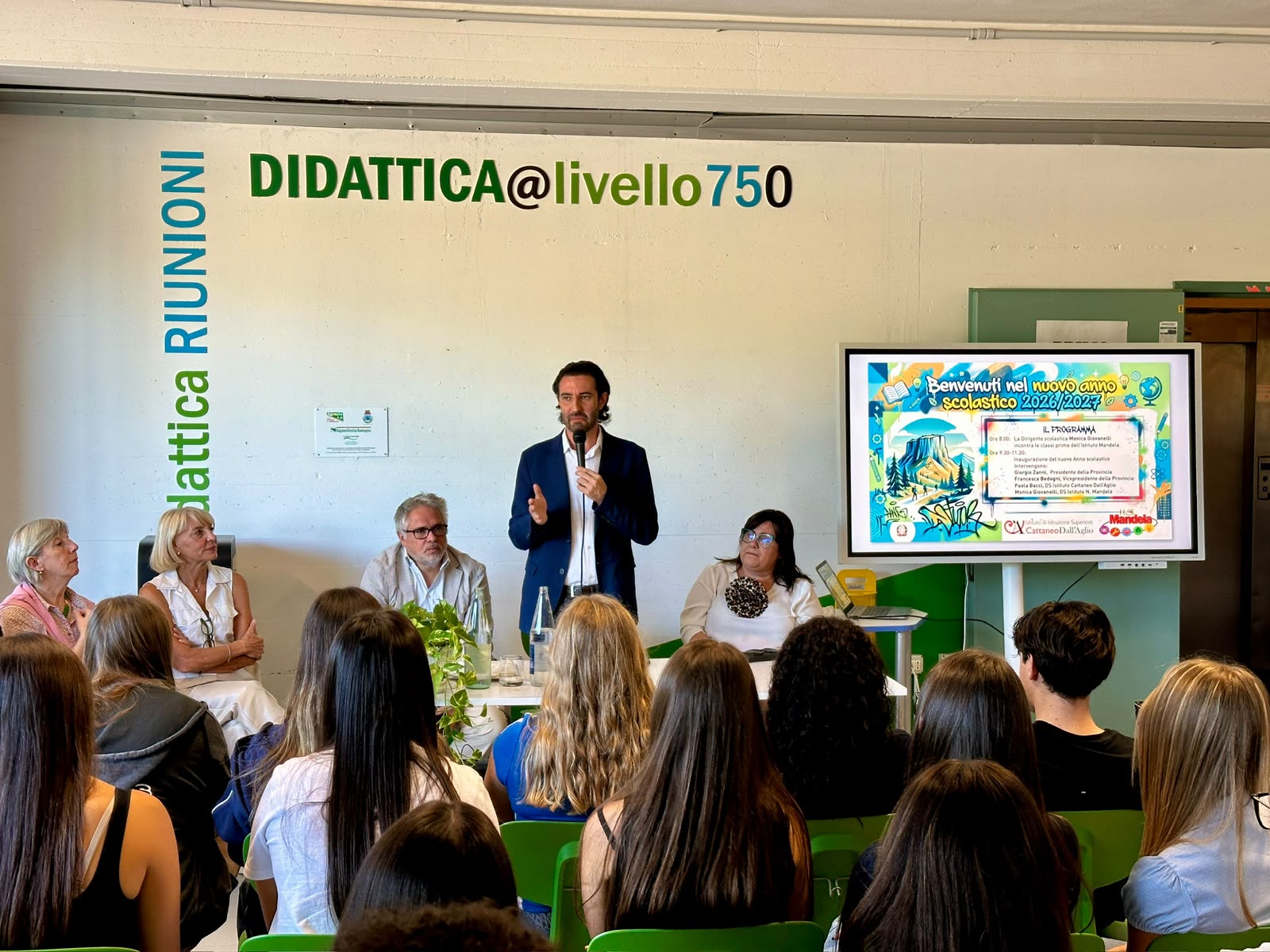 Da sinistra a destra: le dirigenti scolastici di Castelnovo Ne' Monti, il sindaco del Comune montano Emanuele Ferrari, il Presidente della Provincia Giorgio Zanni e la Vicepresidente Bedogni.